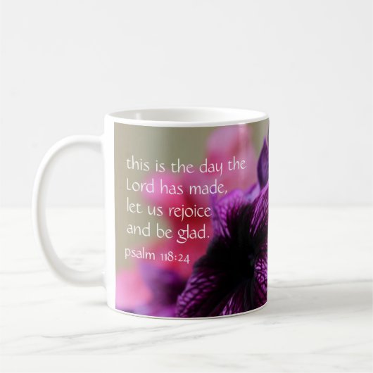 Rosa u. lila Petunie, w-Vers vom Psalm-118:24 Kaffeetasse (Links)