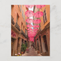Rosa Umbrellas an der französischen Riviera Grasse