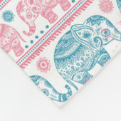 Rosa und aquamarines ethnisches Elefant-Muster Fleecedecke (Ecke)