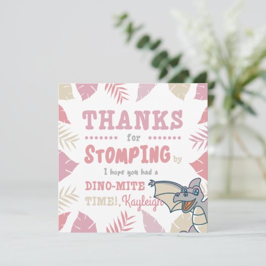 Rosa und Beige Niedliche Dinosaurier Einladung (Stehend Vorderseite)
