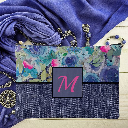 Rosa und blau Blüten und Denim Monogramm Zubehörtasche