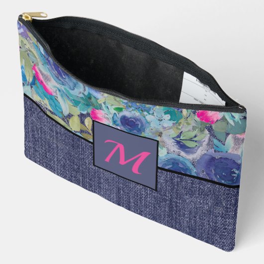 Rosa und blau Blüten und Denim Monogramm Zubehörtasche (Offen)