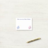 Rosa und blaue Babysocken Post-it Klebezettel (Auf Schreibtisch)