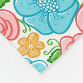 Rosa und blaue Blumen im blauen Hintergrund Fleecedecke (Ecke)