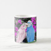 Rosa und blaue Budgien gegen rosa Bougainvillea Kaffeetasse (Mittel)