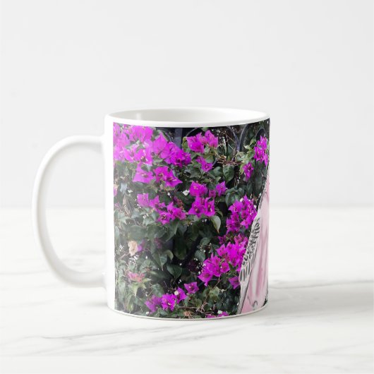 Rosa und blaue Budgien gegen rosa Bougainvillea Kaffeetasse (Links)