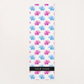 Rosa und blaue Dahlien, Blumenmuster, Ihr Name Yogamatte (Rückseite)