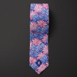 Rosa und blaue Floral Monogramm Krawatte<br><div class="desc">Erleben Sie einen charmanten und eleganten Look mit unserer Blush Pink & Blue Floral Monogram Neck Tie. Das blumenmonogramm-Design in Rosa und Blau verleiht Ihrem Hochzeitskleid eine Touch von Eleganz. Pair es mit unseren passenden Socken für einen koordinierten Stil.</div>