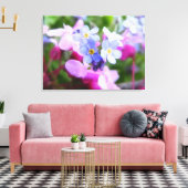 Rosa und blaue Frühlingsblumen Leinwanddruck (Insitu (Wohnzimmer))