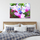 Rosa und blaue Frühlingsblumen Leinwanddruck (Insitu (Schlafzimmer))