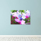 Rosa und blaue Frühlingsblumen Leinwanddruck (Insitu (Holzboden))