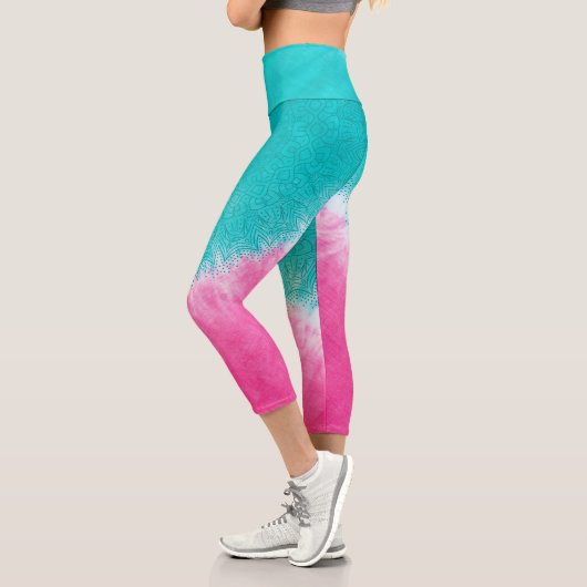 Rosa und blaue Gefärbte Krawatte mit Mandala Sway Capri Leggings (Links)