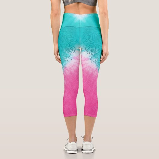 Rosa und blaue Gefärbte Krawatte mit Mandala Sway Capri Leggings (Rückseite)