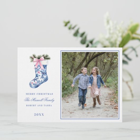 Rosa und blaue Grandmillennial Damask Stockin Foto Einladung (Stehend Vorderseite)