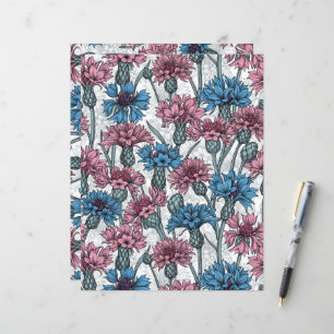 Rosa und blaue Maisblumen, weiße Blume