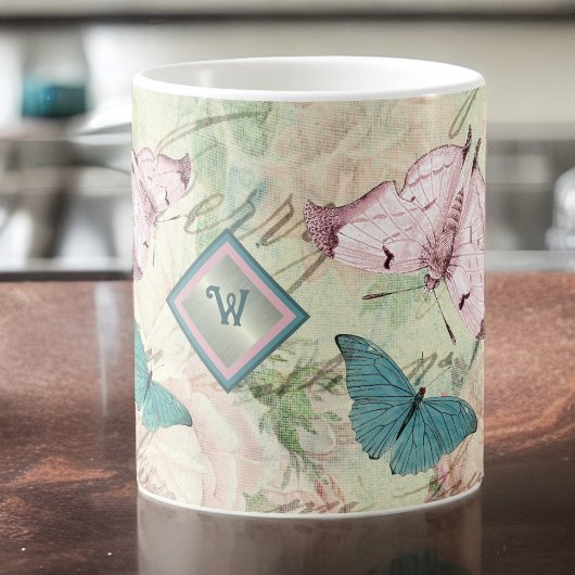 Rosa und blaue Schmetterlinge und Rose mit Monogra Kaffeetasse