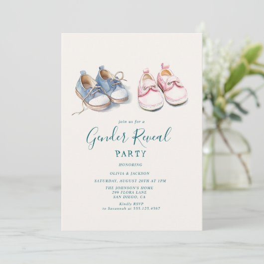 Rosa und blaue Sneakers Gender Reveal Party Einladung (Stehend Vorderseite)