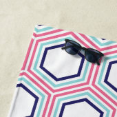 rosa und blaues geometrisches Muster und Monogramm Strandtuch (Beispiel)