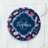 Rosa und blaues Krankenmuster mit Monogramm Button