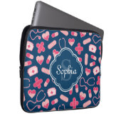 Rosa und blaues Krankenmuster mit Monogramm Laptopschutzhülle (Vorne Rechts)