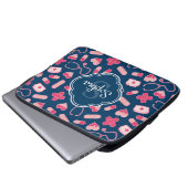 Rosa und blaues Krankenmuster mit Monogramm Laptopschutzhülle (Vorne Knopf)