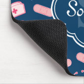 Rosa und blaues Krankenmuster mit Monogramm Mousepad (Ecke)