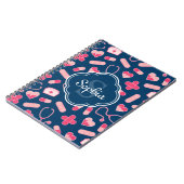 Rosa und blaues Krankenmuster mit Monogramm Notizblock (Linke Seite)