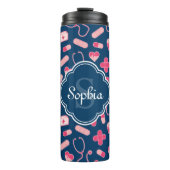 Rosa und blaues Krankenmuster mit Monogramm Thermosbecher (Vorderseite)