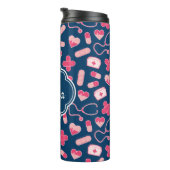 Rosa und blaues Krankenmuster mit Monogramm Thermosbecher (Nach rechts gedreht)