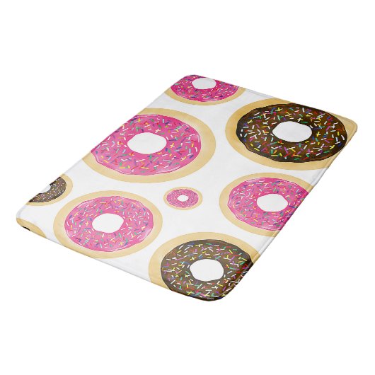 Rosa und braun Sprinkle Donuts Moderner Spaß Niedl Badematte (Schrägansicht)