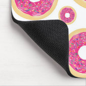 Rosa und braun Sprinkle Donuts Moderner Spaß Niedl Mousepad (Ecke)