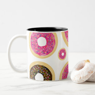 Rosa und braun Sprinkle Donuts Moderner Spaß Niedl Zweifarbige Tasse