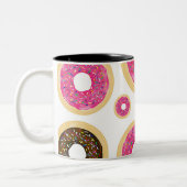 Rosa und braun Sprinkle Donuts Moderner Spaß Niedl Zweifarbige Tasse (Links)