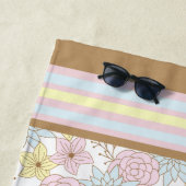 Rosa und braune Blumenmuster mit Individuelle Name Strandtuch (Beispiel)