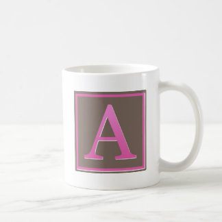 Rosa und Brown beschriften ein Monogramm Kaffeetasse