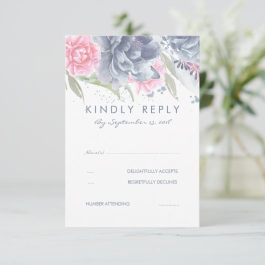 Rosa und dunkelblaue Blumen Hochzeit RSVP (Stehend Vorderseite)