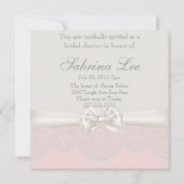 Rosa und Elfenbeinschmetterlinge und Spitzen-Braut Einladung (Rückseite)