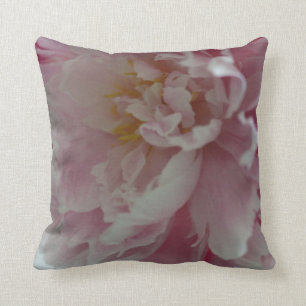 Rosa und flaumiges Kissen
