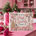 Rosa und Funkelnd Weihnachten Holzkisten Schild<br><div class="desc">Fügen Sie Ihrem Urlaubsstil eine Touch festlichen Glamours hinzu, mit diesem skurrilen, rosa und goldenen Weihnachtsholzschild. Mit der spielerischen Phrase "Wenn es rosa und funkelnd ist, wollte ich es", in einem eleganten Drehbuch umrahmt von Glitzer-Akzenten, Schneeflocken und Weihnachtsschmuck, ist dieses Design perfekt, um Ihrem Raum eine schicke, feminine Touch hinzuzufügen....</div>