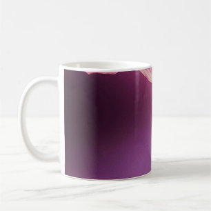 Rosa und gelbe Blume auf rosa Papier Kaffeetasse