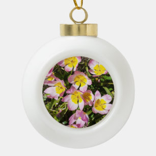 Rosa und gelbe Blumen Keramik Kugel-Ornament