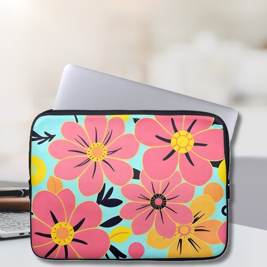 Rosa und gelbe Blüten auf Sky Blue Dopamin Style Laptopschutzhülle