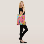 Rosa und gelbe Blüten auf Sky Blue Dopamin Style Tasche (Am Model)