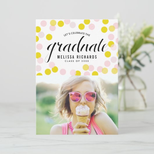 Rosa und gelbe Confetti Dots Foto Abschluss Einladung (Stehend Vorderseite)