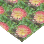 Rosa und Gelbe Dahlia Tischdecke (Schrägansicht)