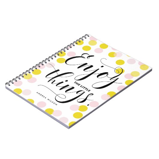 Rosa und gelbe Konfetti geniessen die Kleinigkeite Notizblock (Linke Seite)