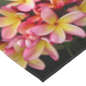Rosa und gelbe Plumeria Tischdecke (Schrägansicht)