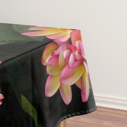 Rosa und gelbe Plumeria Tischdecke (Beispiel)