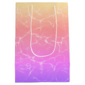 Rosa und gelbe Reflektion des Wassers Mittlere Geschenktüte (Rückseite)