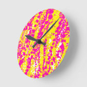 Rosa und gelbe Spattermuster Runde Wanduhr (Winkel)